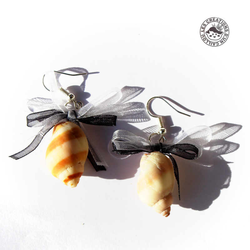 Boucles d'oreilles coquillages et rubans noirs et blancs