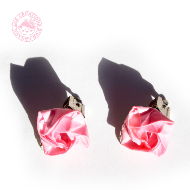 Clips d'oreilles roses roses