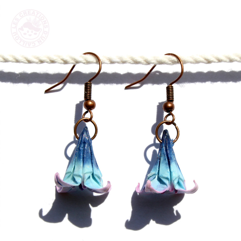 Boucles d'oreilles fleurs de lys bleues et roses