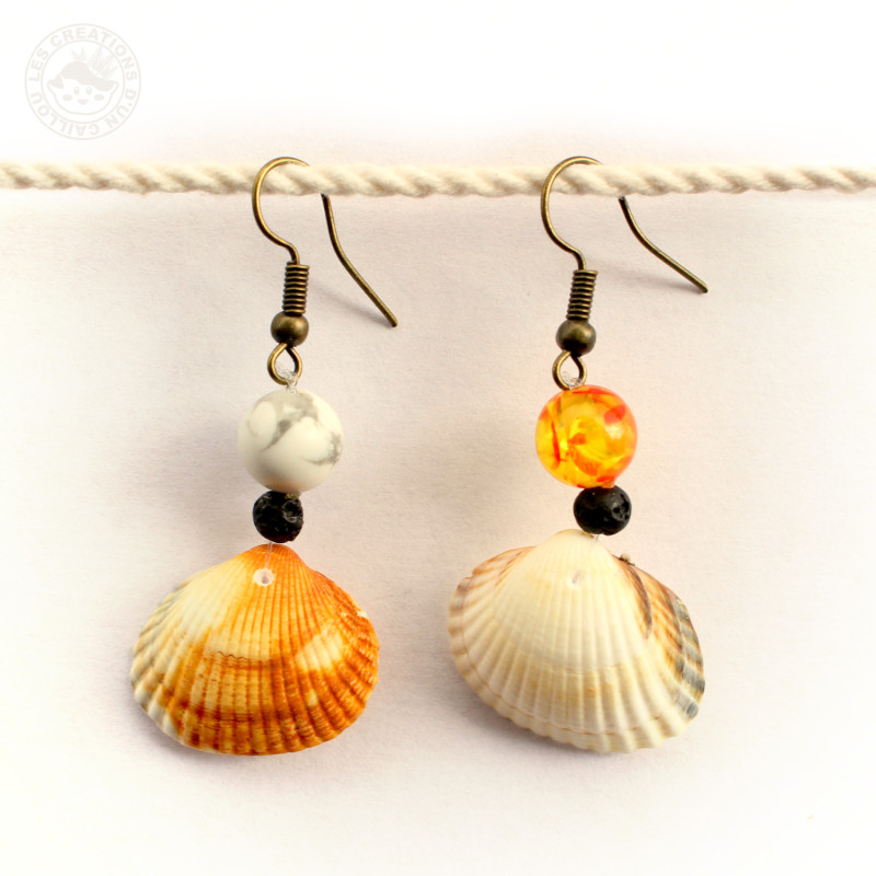Boucles d'oreilles coquillages et perles asymétriques oranges