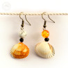 Boucles d'oreilles coquillages et perles asymétriques oranges