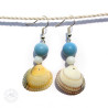 Boucles d'oreilles coquillages asymétriques et perles bleues