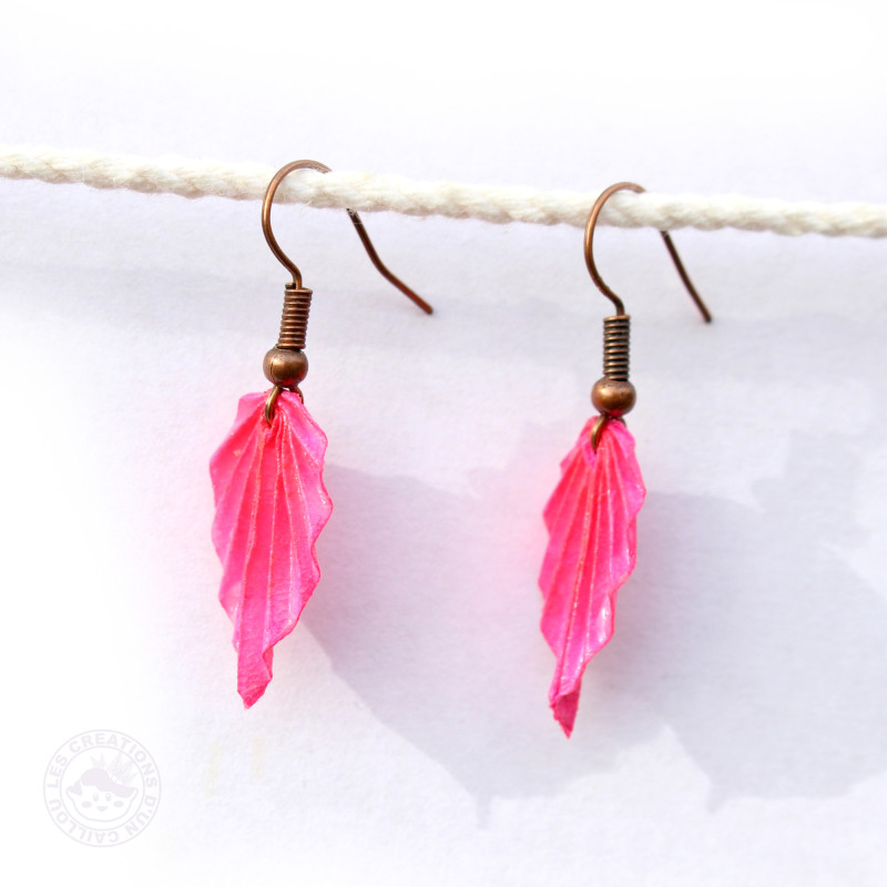 Boucles d'oreilles feuilles rose vif