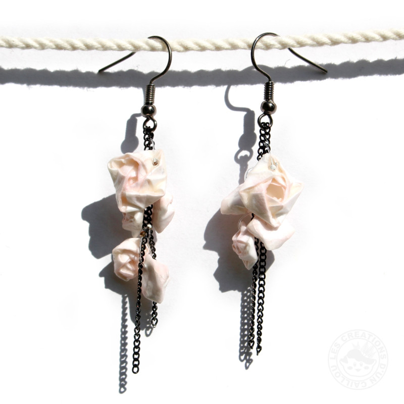 Boucles d'oreilles chaînette de roses blanches