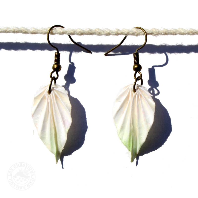 Boucles d'oreilles feuilles blanches et vertes