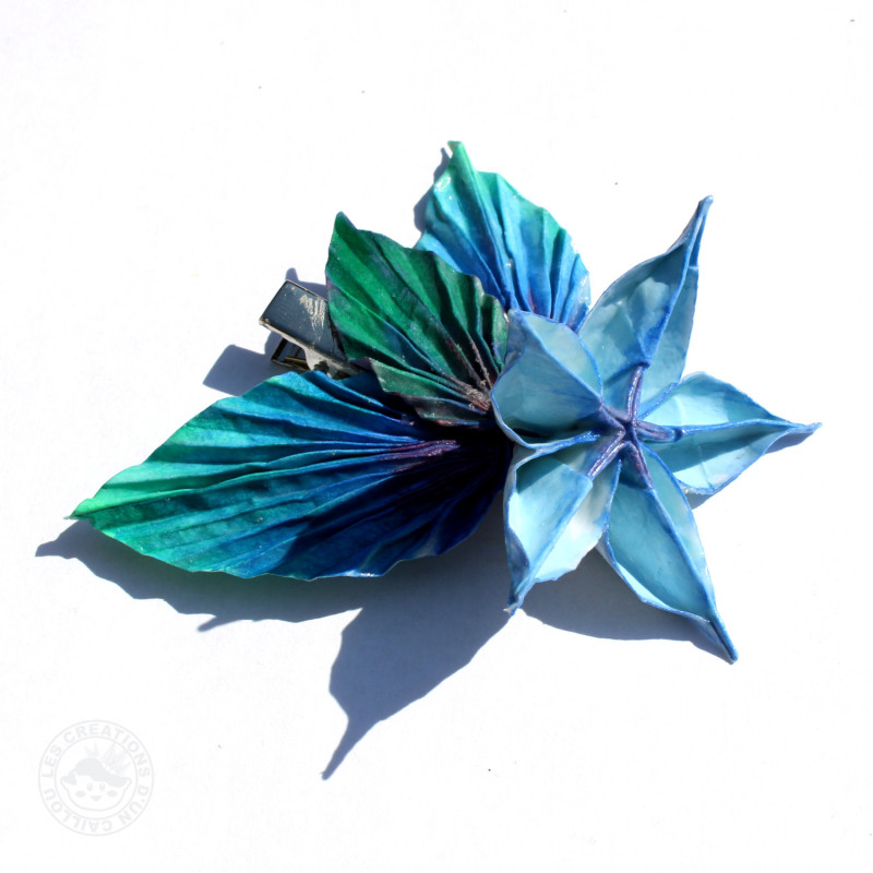 Pince à cheveux fleur bleue et feuilles bleues vertes