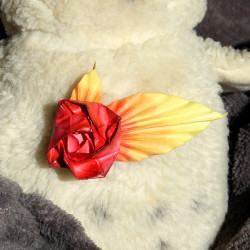 Broches fleuries avec feuilles