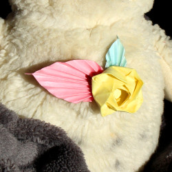 Broches fleuries avec feuilles