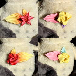 Broches fleuries avec feuilles