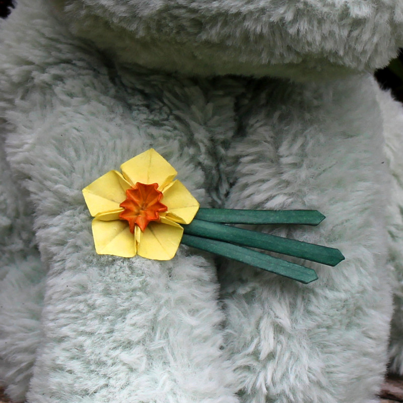 Broche jonquille avec feuilles