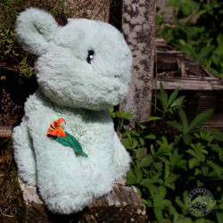 Broche lys avec feuilles