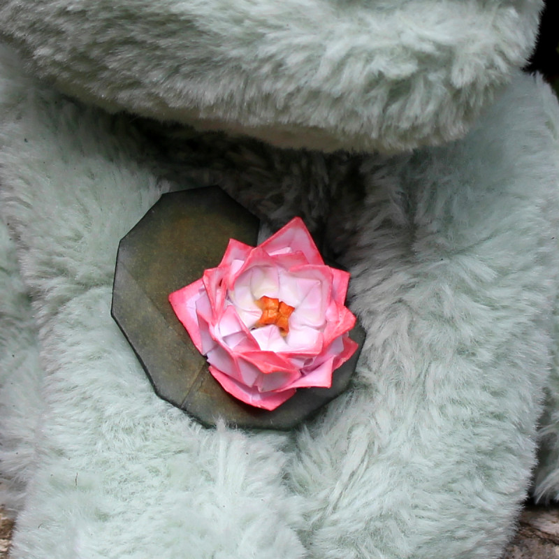 Broche nénuphar avec feuille